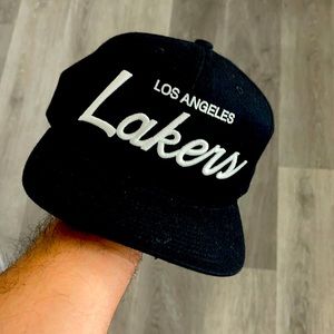 MITCHELL AND NESS HAT LAKERS EDITION